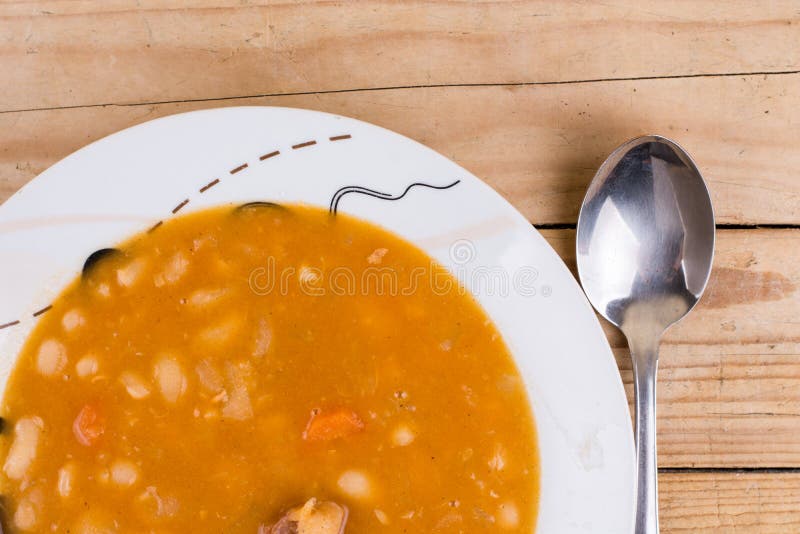 La descripción plana de la endecha cocinó habas con la salchicha en la cuchara fotos de archivo La descripción plana de la endecha cocinó habas con la salchicha en la cuchara fotos de archivo