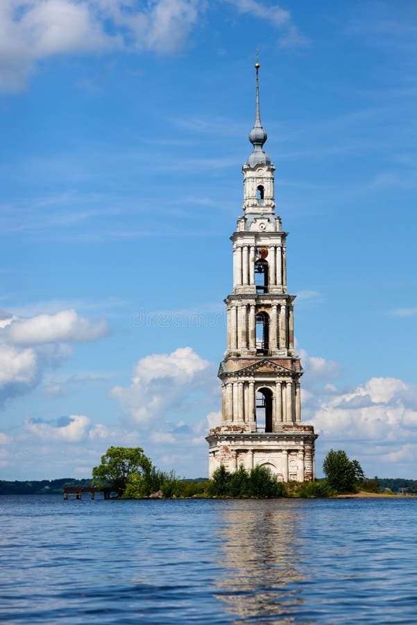 La destinazione di viaggio sul fiume Volga Kalyazin ha sommerso il campanile della cattedrale di San Nicola immagini stock libere da diritti La destinazione di viaggio sul fiume Volga Kalyazin ha sommerso il campanile della cattedrale di San Nicola immagini stock libere da diritti