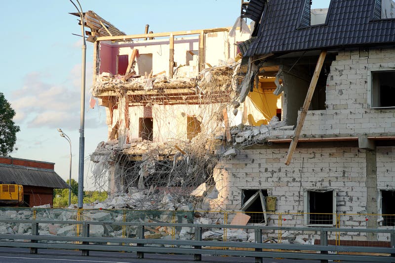 La destruction d'un bâtiment à plusiers étages Les planchers et les murs sont détruits, des garnitures, blocs de béton, les sépar images stock La destruction d'un bâtiment à plusiers étages Les planchers et les murs sont détruits, des garnitures, blocs de béton, les sépar images stock