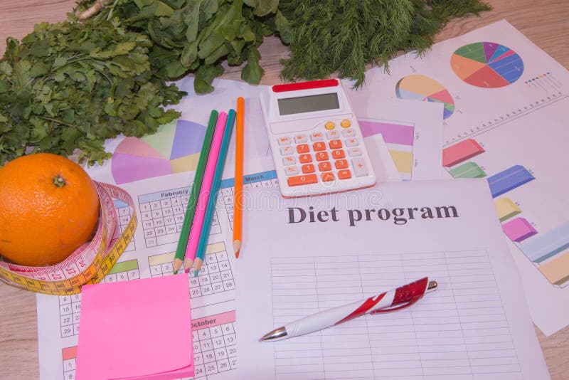 La dieta di alimento biologico naturale sana, la frutta ipocalorica del raccolto maturo e le verdure sono a dieta Concetto di con fotografia stock libera da diritti La dieta di alimento biologico naturale sana, la frutta ipocalorica del raccolto maturo e le verdure sono a dieta Concetto di con fotografia stock libera da diritti