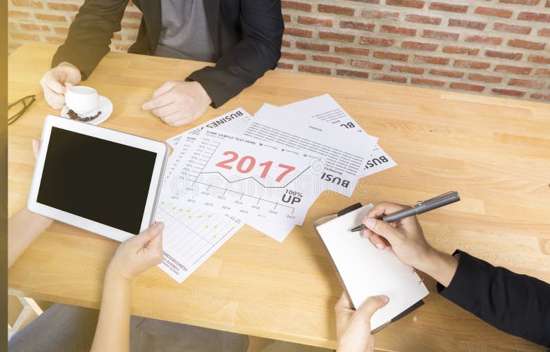 La discussione del gruppo di affari analizza la pianificazione finanziaria di previsioni di tendenza di anno 2017 del grafico di immagine stock La discussione del gruppo di affari analizza la pianificazione finanziaria di previsioni di tendenza di anno 2017 del grafico di immagine stock