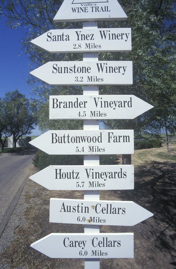 La distanza varia firma dentro il paese di vino, la California fotografie stock La distanza varia firma dentro il paese di vino, la California fotografie stock