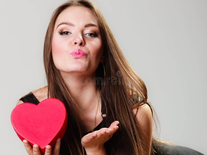 La donna adorabile con cuore rosso ha modellato il contenitore di regalo immagini stock libere da diritti La donna adorabile con cuore rosso ha modellato il contenitore di regalo immagini stock libere da diritti