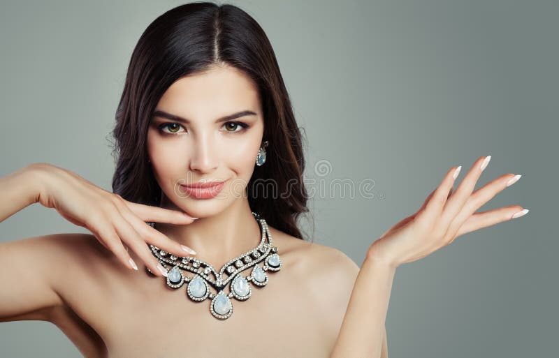 La donna affascinante nella mostra della collana dei gioielli in bianco svuota fotografia stock libera da diritti La donna affascinante nella mostra della collana dei gioielli in bianco svuota fotografia stock libera da diritti