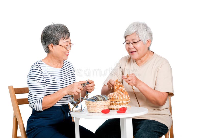 La donna anziana asiatica due si siede sulla sedia ed avere attività di tricottare, anche conversazione insieme al sorriso davant immagine stock La donna anziana asiatica due si siede sulla sedia ed avere attività di tricottare, anche conversazione insieme al sorriso davant immagine stock