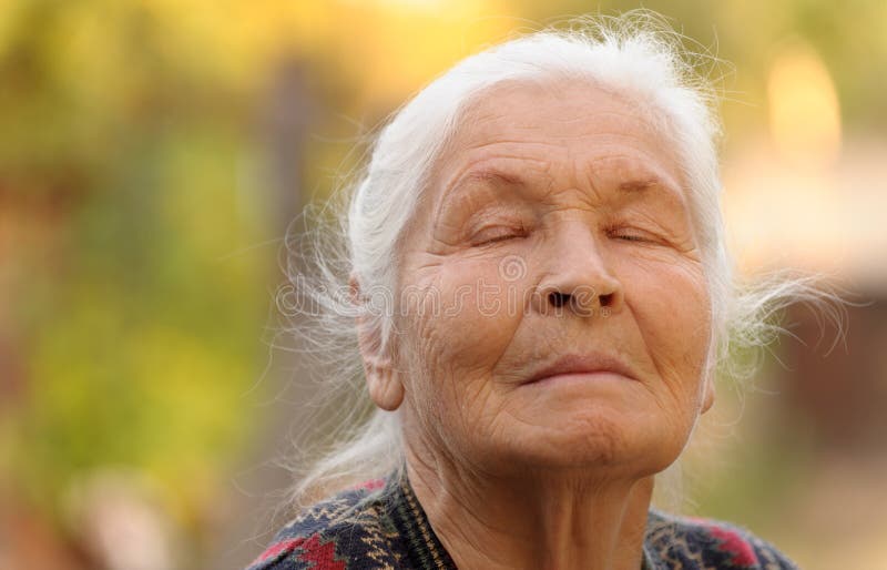 La donna anziana con gli occhi chiusi