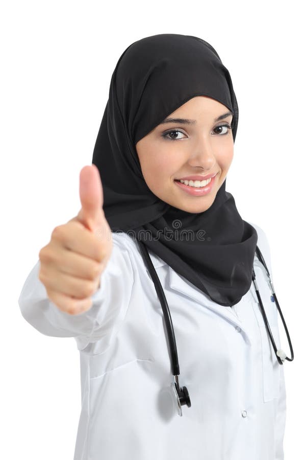 La donna araba di medico è d'accordo con il pollice su