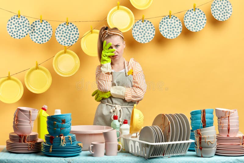 La donna arrabbiata con le mani sul suo fronte non vuole esaminare il disordine immagini stock libere da diritti La donna arrabbiata con le mani sul suo fronte non vuole esaminare il disordine immagini stock libere da diritti