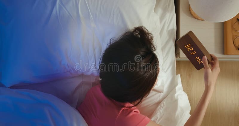 La donna asiatica non dorme bene fotografia stock libera da diritti