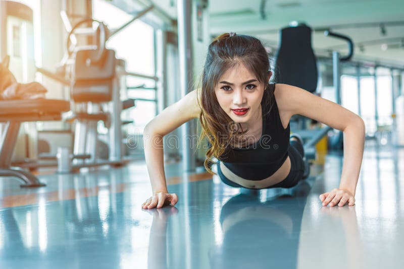 La donna asiatica la ragazza di forma fisica che fa la spinta aumenta alla palestra di forma fisica Healthca immagine stock libera da diritti La donna asiatica la ragazza di forma fisica che fa la spinta aumenta alla palestra di forma fisica Healthca immagine stock libera da diritti