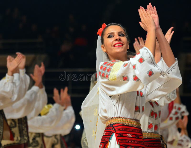 La donna in attrezzatura tradizionale rumena esegue durante la concorrenza del dancesport fotografia stock libera da diritti La donna in attrezzatura tradizionale rumena esegue durante la concorrenza del dancesport fotografia stock libera da diritti