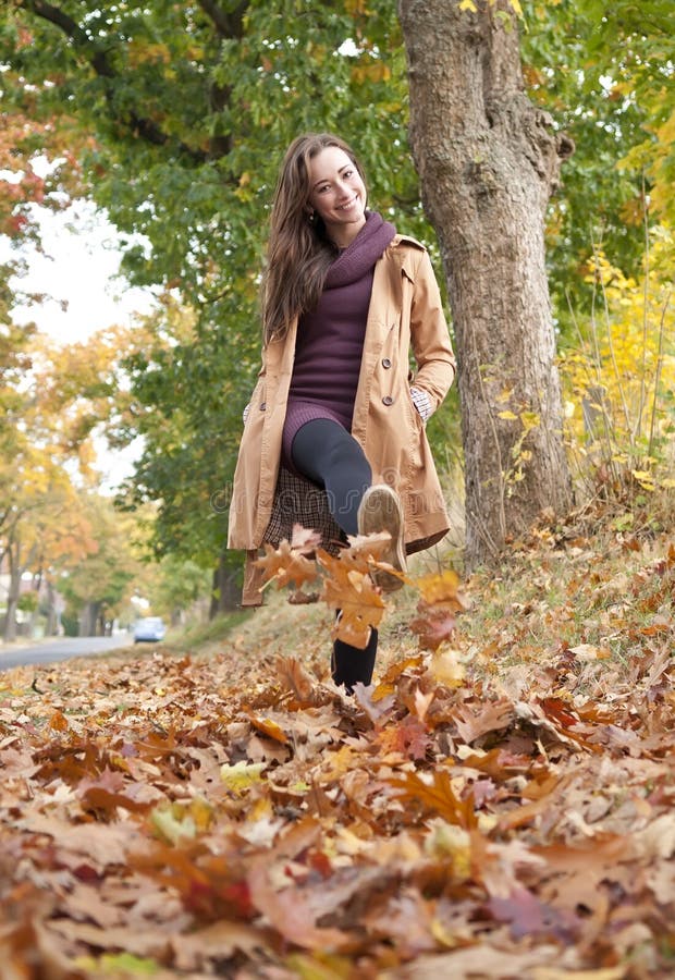 338 La Donna Cammina Foglie Di Autunno Foto Foto Stock Gratis E Royalty Free Da Dreamstime