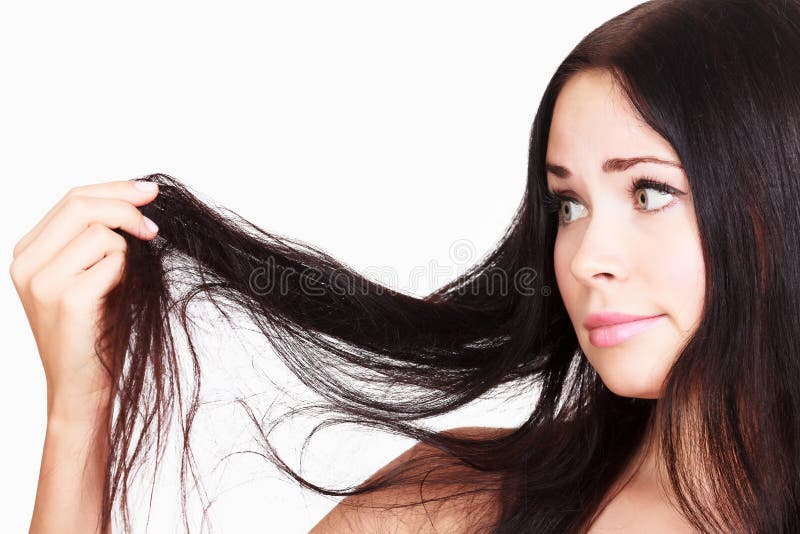La donna castana non è soddisfatta dei suoi capelli fragili fotografie stock libere da diritti La donna castana non è soddisfatta dei suoi capelli fragili fotografie stock libere da diritti