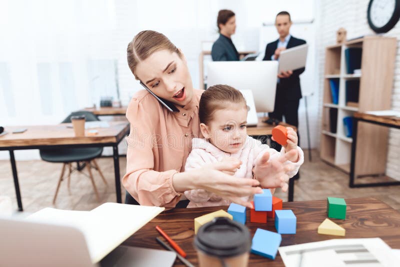 La donna con il bambino è venuto a lavorare immagini stock libere da diritti La donna con il bambino è venuto a lavorare immagini stock libere da diritti