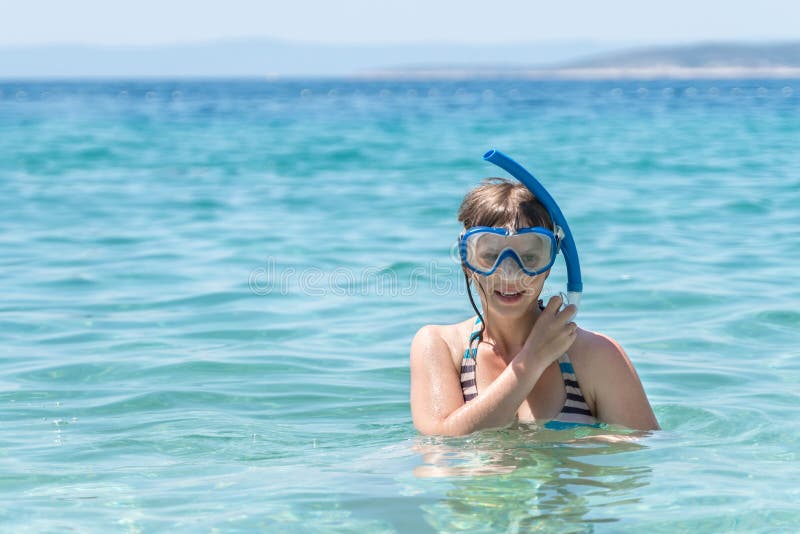 La donna con immergersi la maschera si tuffa il mare immagini stock La donna con immergersi la maschera si tuffa il mare immagini stock