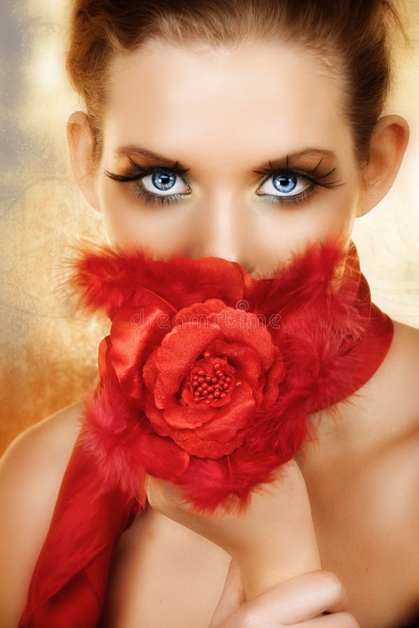 La donna con seta rossa è aumentato fotografia stock La donna con seta rossa è aumentato fotografia stock