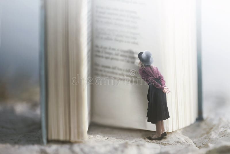 La donna curiosa legge un libro gigante