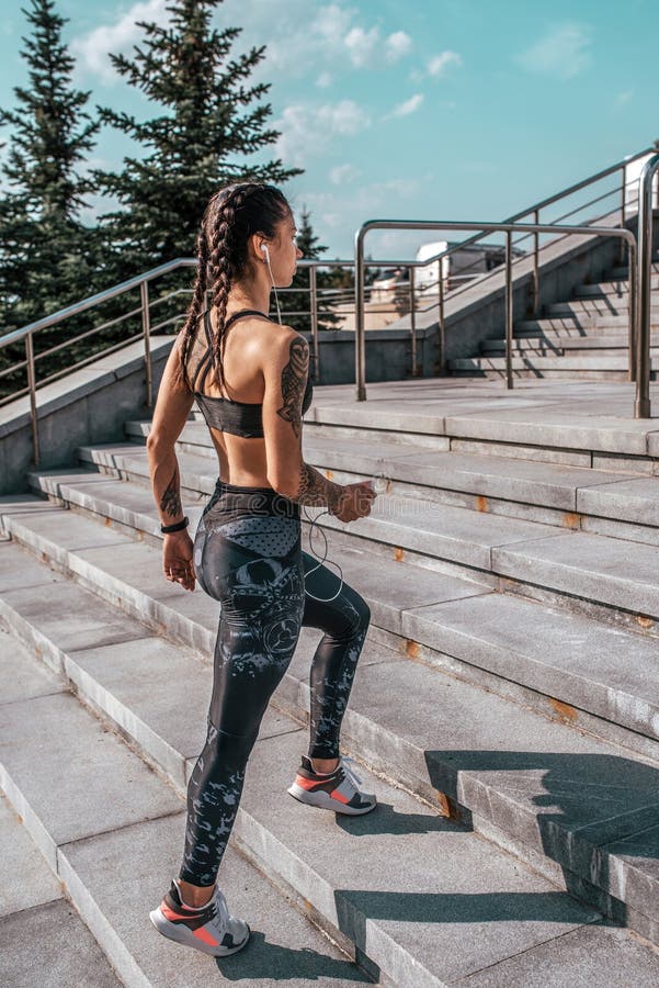 La donna dell'atleta cammina la citt? calda dell'estate di allenamento di sport r Concetto fotografie stock La donna dell'atleta cammina la citt? calda dell'estate di allenamento di sport r Concetto fotografie stock