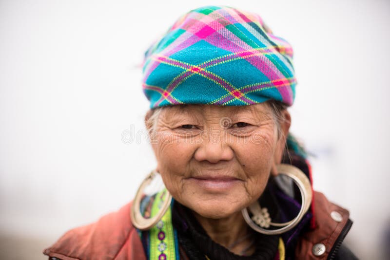 La donna della tribù della collina di Hmong del locale posa per il ritratto immagine stock La donna della tribù della collina di Hmong del locale posa per il ritratto immagine stock