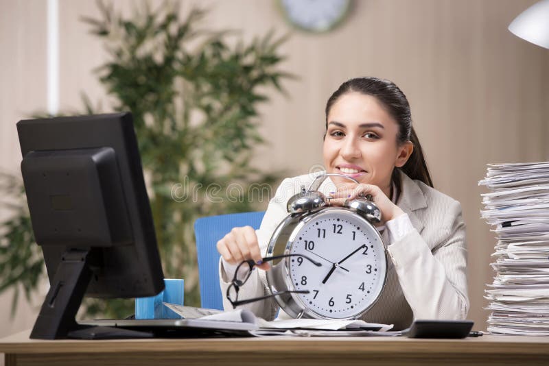 L'imprenditrice che lavora in ufficio immagini stock