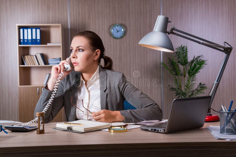 La donna d'affari che lavora in ufficio fotografia stock