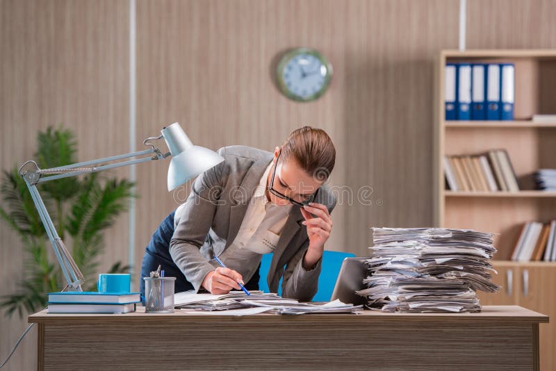 L'imprenditrice che lavora in ufficio immagine stock