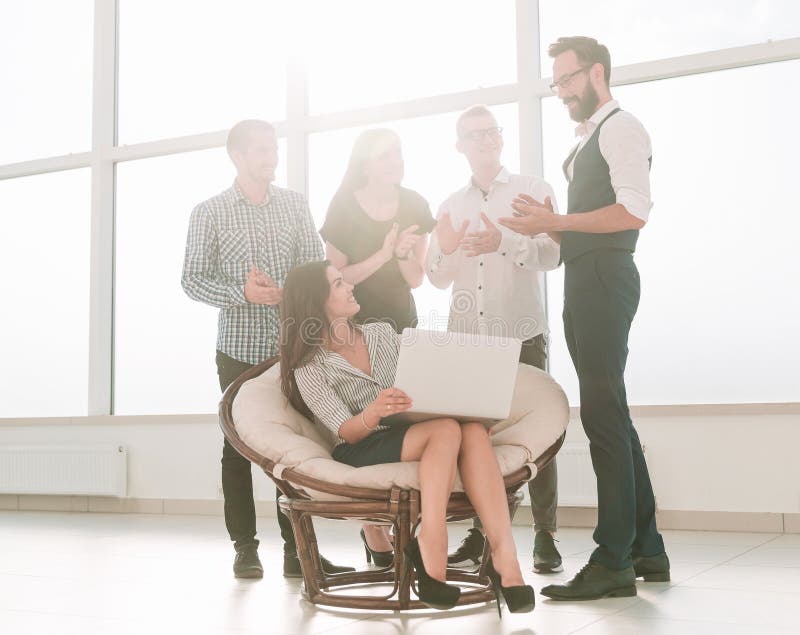 La donna di affari ed il suo gruppo di affari sono nel luogo di lavoro nell'ufficio fotografie stock La donna di affari ed il suo gruppo di affari sono nel luogo di lavoro nell'ufficio fotografie stock