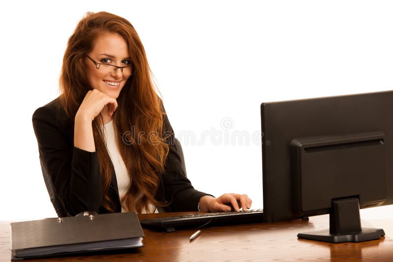 La donna di affari lavora nell'ufficio che controlla la base di dati sul computer fotografia stock La donna di affari lavora nell'ufficio che controlla la base di dati sul computer fotografia stock