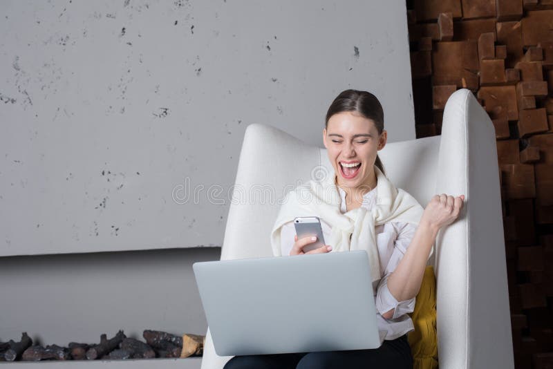 La donna di affari sorridente felice ha ricevuto un messaggio positivo sul telefono cellulare circa la riuscita adozione il suo n fotografie stock libere da diritti La donna di affari sorridente felice ha ricevuto un messaggio positivo sul telefono cellulare circa la riuscita adozione il suo n fotografie stock libere da diritti