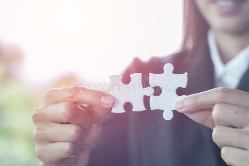 La donna di affari sta provando a collegare il pezzo di puzzle delle coppie Simbolo dell'associazione e del collegamento Concetto fotografie stock libere da diritti La donna di affari sta provando a collegare il pezzo di puzzle delle coppie Simbolo dell'associazione e del collegamento Concetto fotografie stock libere da diritti