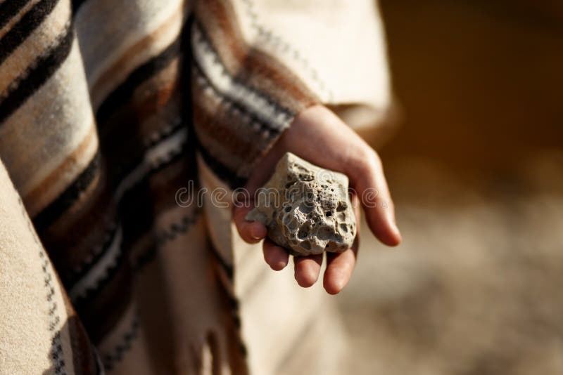 La donna di Boho che tiene la luna disponibila ha modellato la pietra strutturata al fiume b fotografia stock La donna di Boho che tiene la luna disponibila ha modellato la pietra strutturata al fiume b fotografia stock