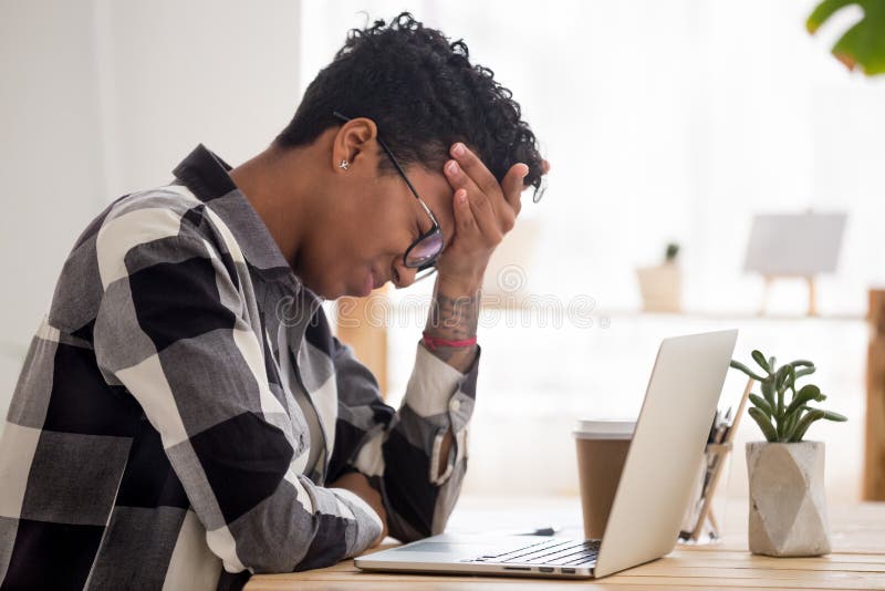La donna di colore ritiene indisposta per avere problemi nel lavoro fotografie stock La donna di colore ritiene indisposta per avere problemi nel lavoro fotografie stock