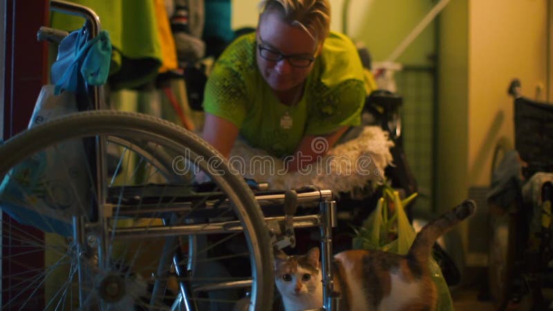 La donna disabile si sta preparando a fare esperienza da una sedia a rotelle a un'altra sedia