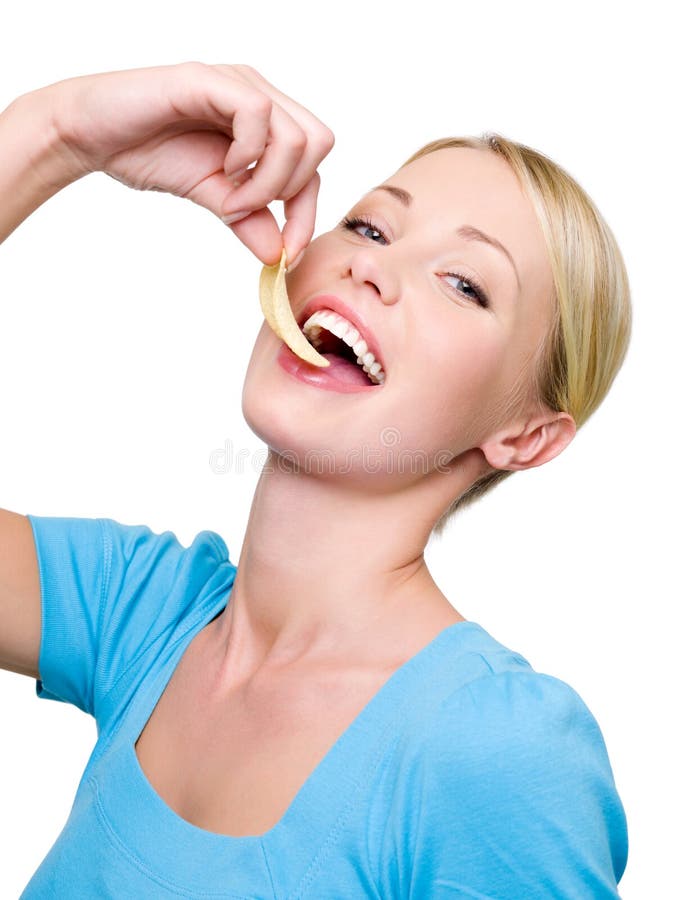 La donna espressiva mangia i chip fotografia stock La donna espressiva mangia i chip fotografia stock
