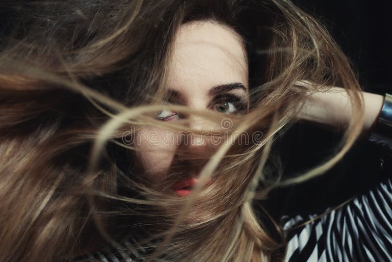 La donna favorita con i suoi capelli biondi ha avvolto il suo fronte fotografia stock La donna favorita con i suoi capelli biondi ha avvolto il suo fronte fotografia stock