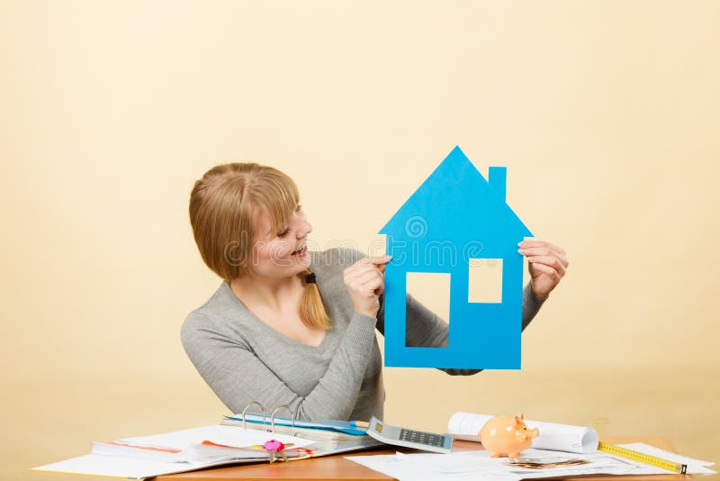 La donna felice che tiene la casa fotografia stock