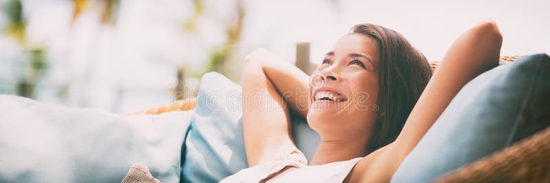 La donna felice di rilassamento di stile di vita domestico dentro si rilassa il sofà della stanza di albergo di lusso che si trov