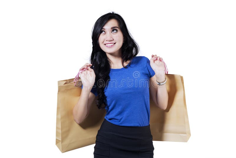La donna felice tiene i sacchetti della spesa
