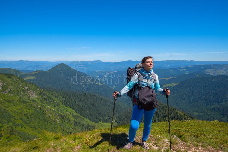 La donna felice, viaggiatore sta godendo del vento e del sole freschi fotografia stock La donna felice, viaggiatore sta godendo del vento e del sole freschi fotografia stock