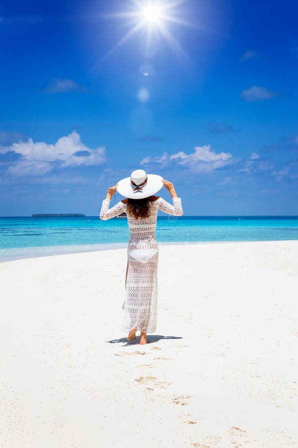 La donna gode del paesaggio delle isole delle Maldive immagine stock La donna gode del paesaggio delle isole delle Maldive immagine stock