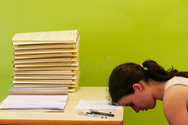 La donna ha sforzo a causa di lavoro enorme sul suo scrittorio immagini stock La donna ha sforzo a causa di lavoro enorme sul suo scrittorio immagini stock