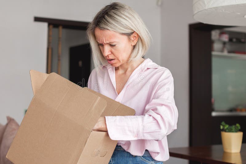La donna indignata per un adulto ha ricevuto un ordine di consegna online fotografia stock libera da diritti