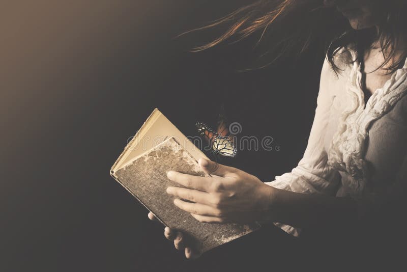 La donna legge un libro in cui le farfalle escono