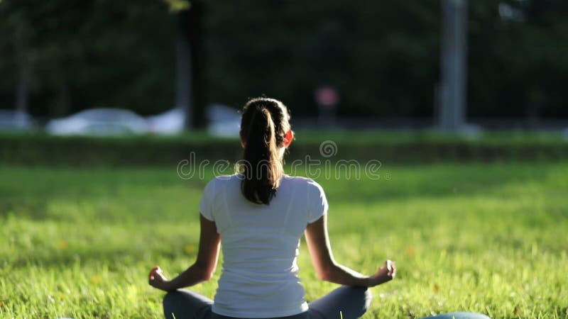 La donna medita nel parco stock footage