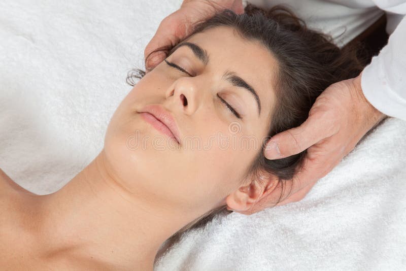 La donna ottiene un massaggio con olio immagini stock La donna ottiene un massaggio con olio immagini stock