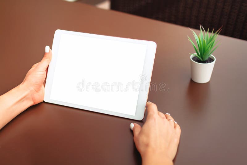 La donna passa la compressa della tenuta con lo schermo bianco fotografia stock La donna passa la compressa della tenuta con lo schermo bianco fotografia stock