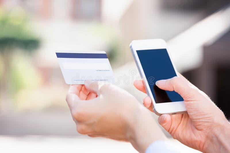 La donna passa la carta di credito della tenuta e cellula usando, Smart Phone fotografie stock libere da diritti La donna passa la carta di credito della tenuta e cellula usando, Smart Phone fotografie stock libere da diritti