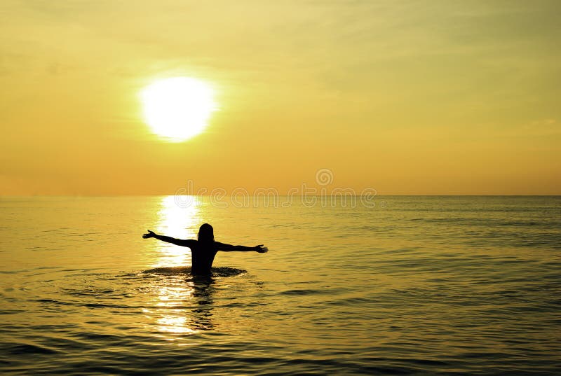 La Donna Prende Il Sole All'alba Immagine Stock - Immagine di luce, asia:  55668979