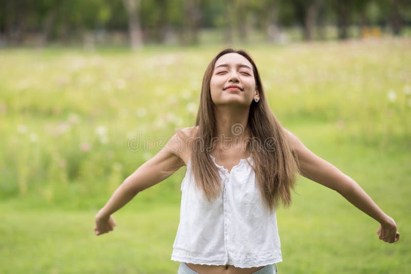la donna respira l'aria fresca nel parco dell'estate
