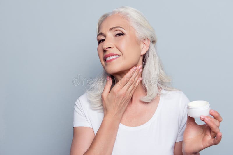 La donna senior adulta matura con capelli grigi ciao circa lui immagini stock La donna senior adulta matura con capelli grigi ciao circa lui immagini stock